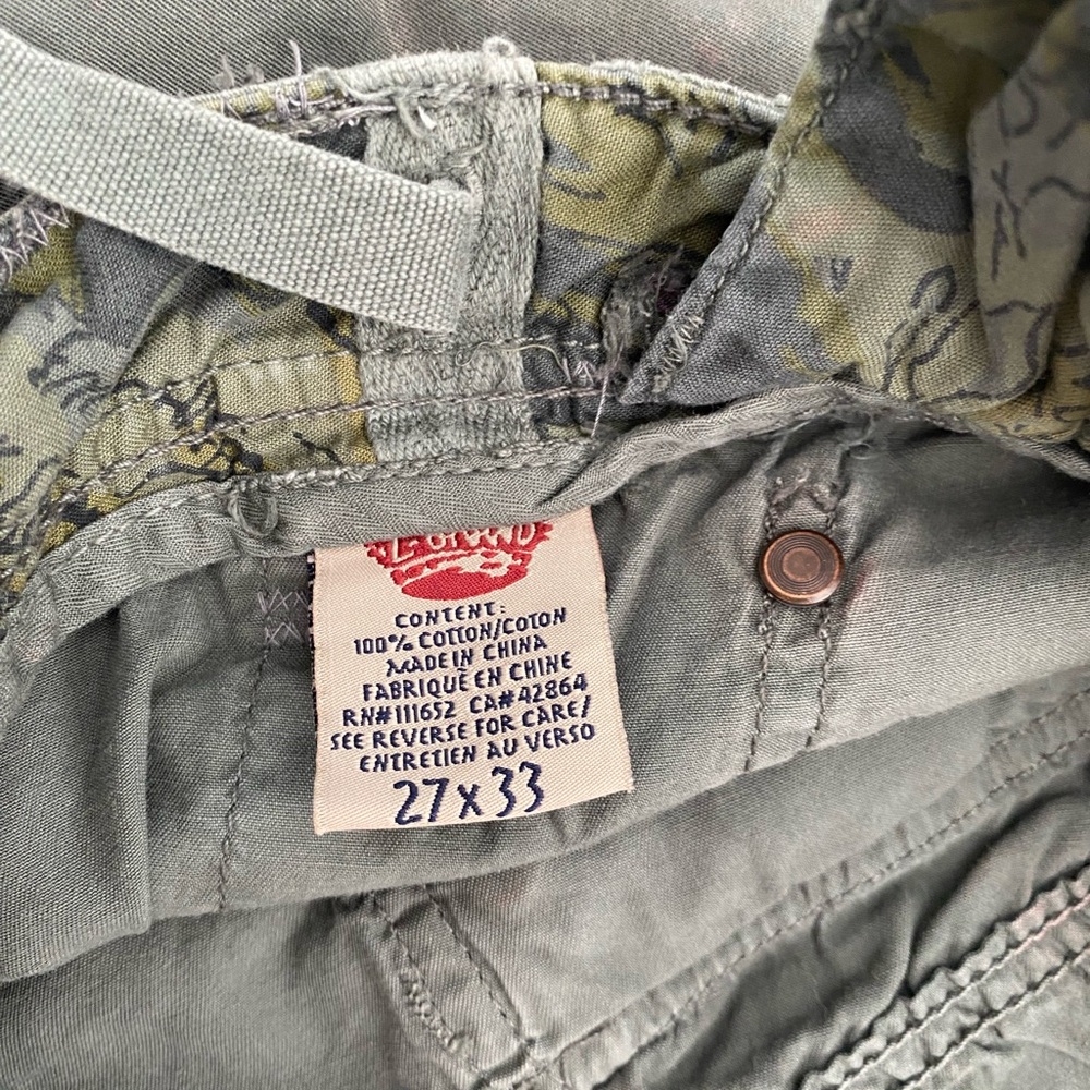 Outdoorsy pants with lots of pockets - Picture 2 of 3